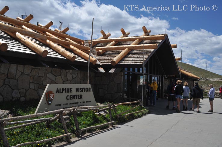 Alpine Visitor Center in Rocky Mountain National Park - �k�Ĉ�W���̍������������r�W�^�[�Z���^�[�A�A���p�C���r�W�^�[�Z���^�[